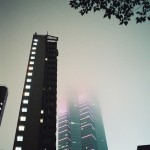 immeuble se perdant dans la brume